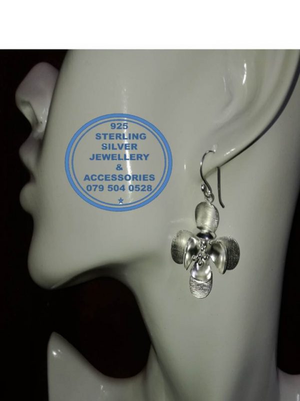 925 sterling Silver Earrings - Showstopper Flower XL Price per 1 pair of earrings All prices excludes national nominal door-to-door delivery fee Although some earrings might be similar size price is determined on weight as well as manufacturer although all our products are manufactured from the best quality 925 Sterling Silver.