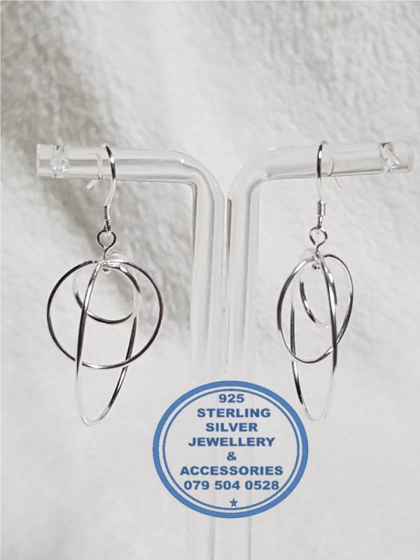 925 sterling Silver Earrings - L - Circles of eternity - Stunning Price per 1 pair of earrings Main circle only  -  28 mm ball diameter All prices excludes national nominal door-to-door delivery fee Although some earrings might be similar size price is determined on weight as well as manufacturer although all our products are manufactured from the best quality 925 Sterling Silver.