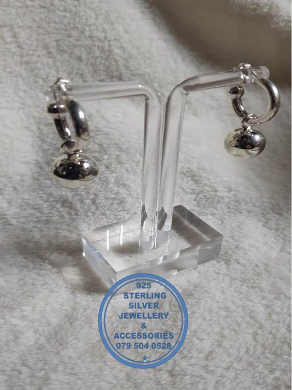 925 sterling Silver Earrings - Pretty Woman Half Hoop Dangle Ball Earring - Stunning!! Price per 1 pair of earrings Glitter ball 12 mm ball diameter All prices excludes national nominal door-to-door delivery fee Although some earrings might be similar size price is determined on weight as well as manufacturer although all our products are manufactured from the best quality 925 Sterling Silver.