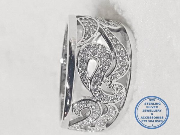 925 Sterling Silver Ring with modern cut out filigree detail  