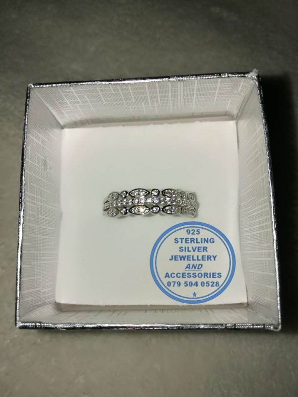 925 Sterling Silver Ring with 3 bands on top as 1 ring with cubic detail. Stunner