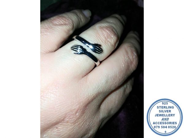 925 Sterling Silver Hugging Hands Ring