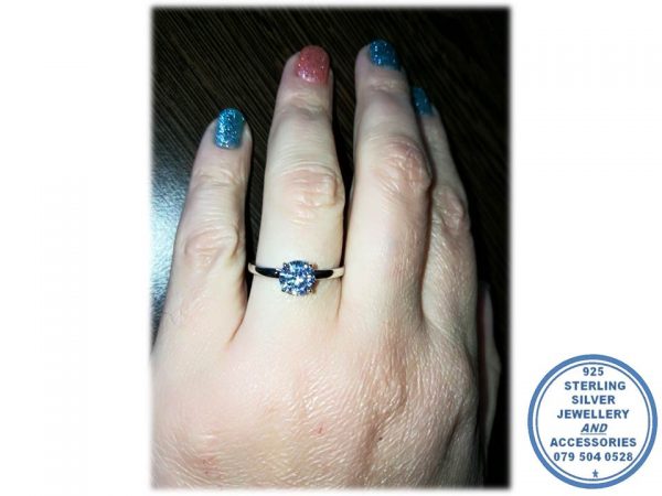 "925 Sterling Silver Engagement Solitair Ring with clear Cubic Center"